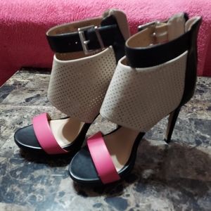 Juicy Couture size 7 Hot pink  beige,black